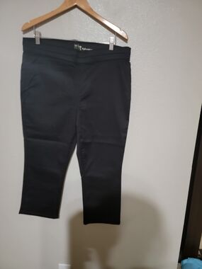 Black Pull-On Capri Pants